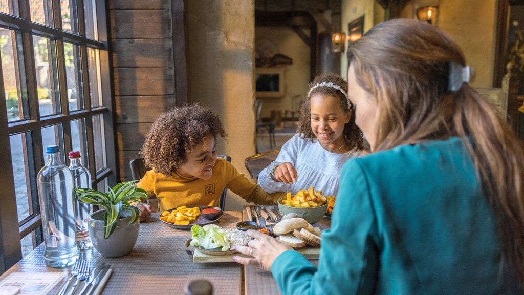 Gezin aan tafel in Restaurant Het Eethuys in Efteling Bosrijk
