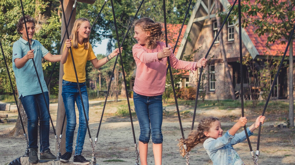 Kinderen op de schommel in Efteling Bosrijk
