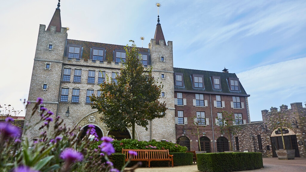 De buitenkant van de Poorthuys familiekamers in Efteling Bosrijk