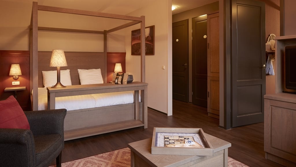 Het zit- en slaapgedeelte van een 4 persoons Landhuys familiekamer in Efteling Bosrijk