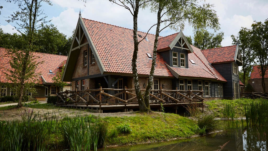 Een Boshoeve aan het water in Efteling Bosrijk
