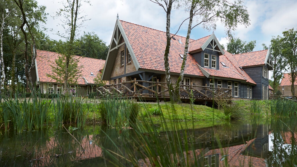 Een Boshoeve aan het water in Efteling Bosrijk