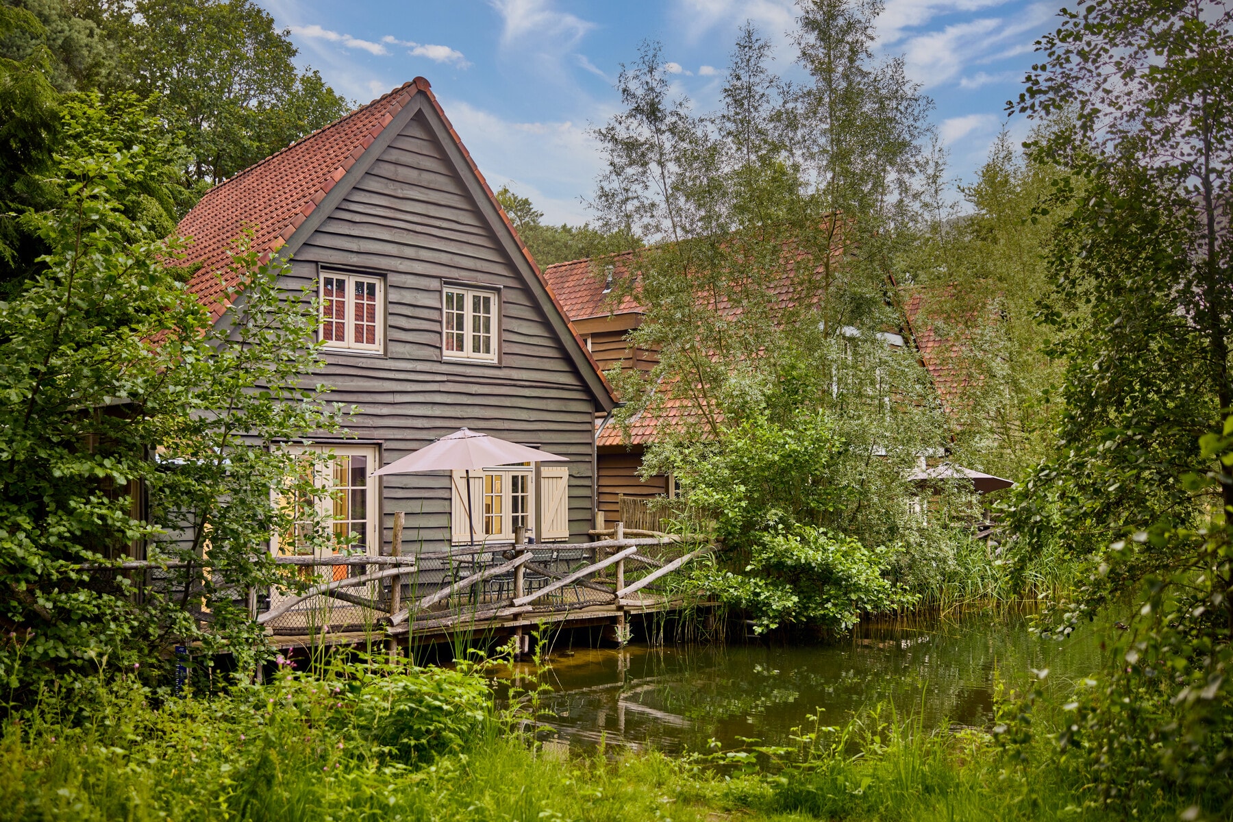 Een 6-persoons Boshuys van Efteling Bosrijk ligt tussen het groen met een eigen terras direct aan het water.