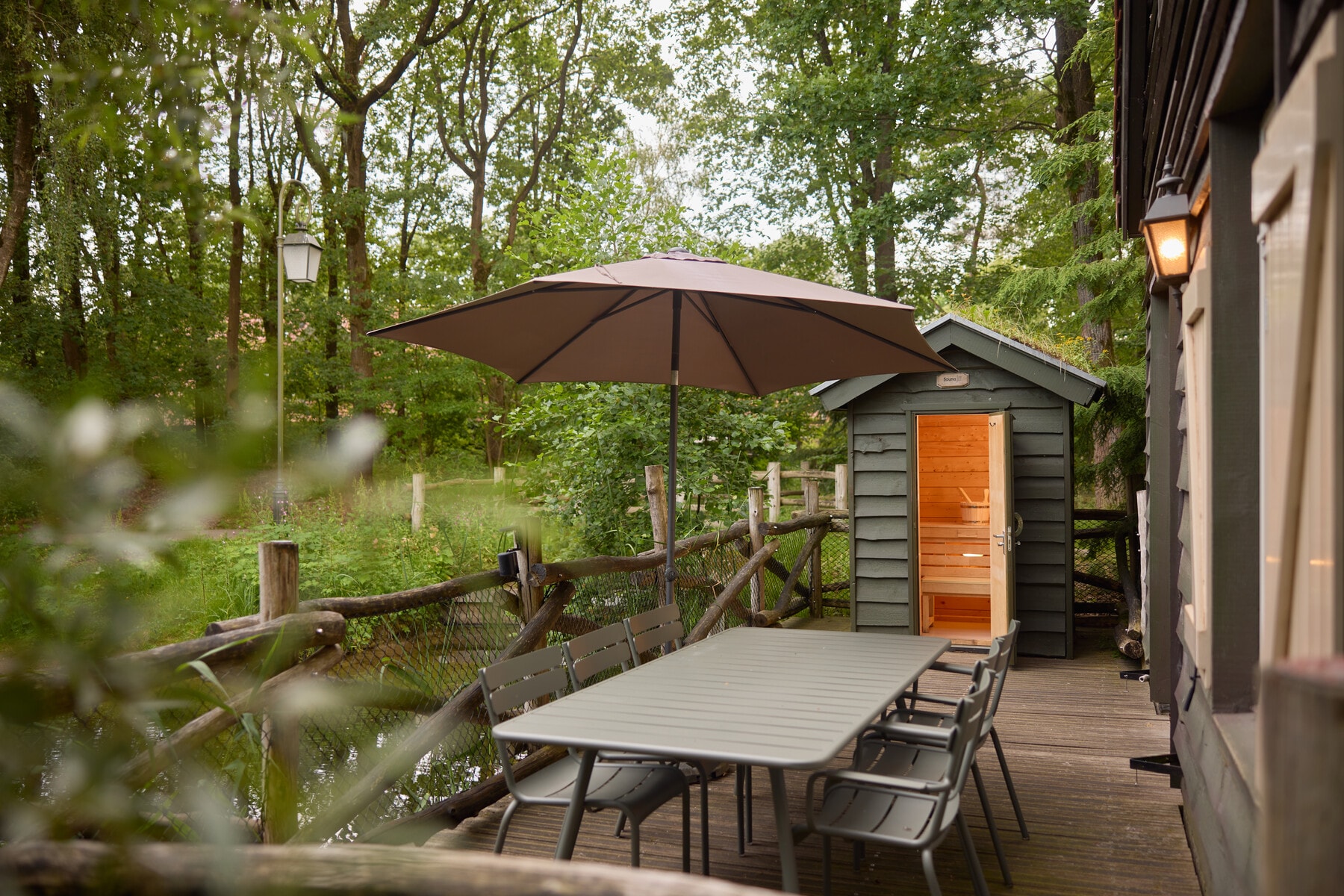 Een 6-persoons Boshuys aan het water in Efteling Bosrijk heeft een terras met eettafel, parasol en privésauna.