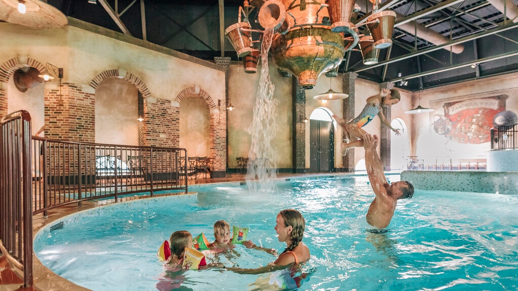 Gezin speelt in het water in het Badhuys in Efteling Bosrijk