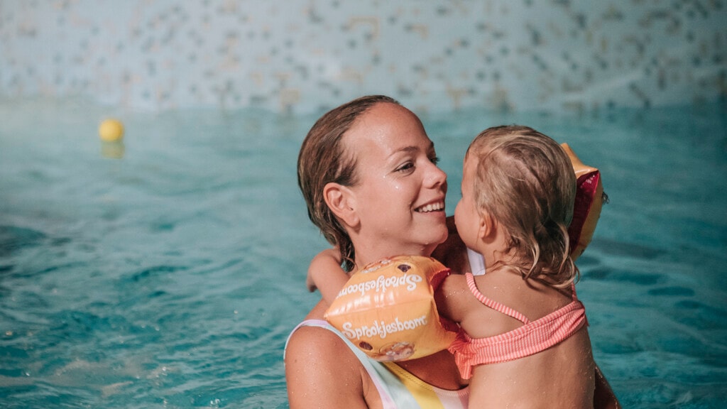 Waterpret tussen moeder en dochter in het Badhuys in Efteling Bosrijk