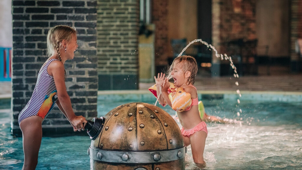 Waterpret tussen zussen in het Badhuys in Efteling Bosrijk