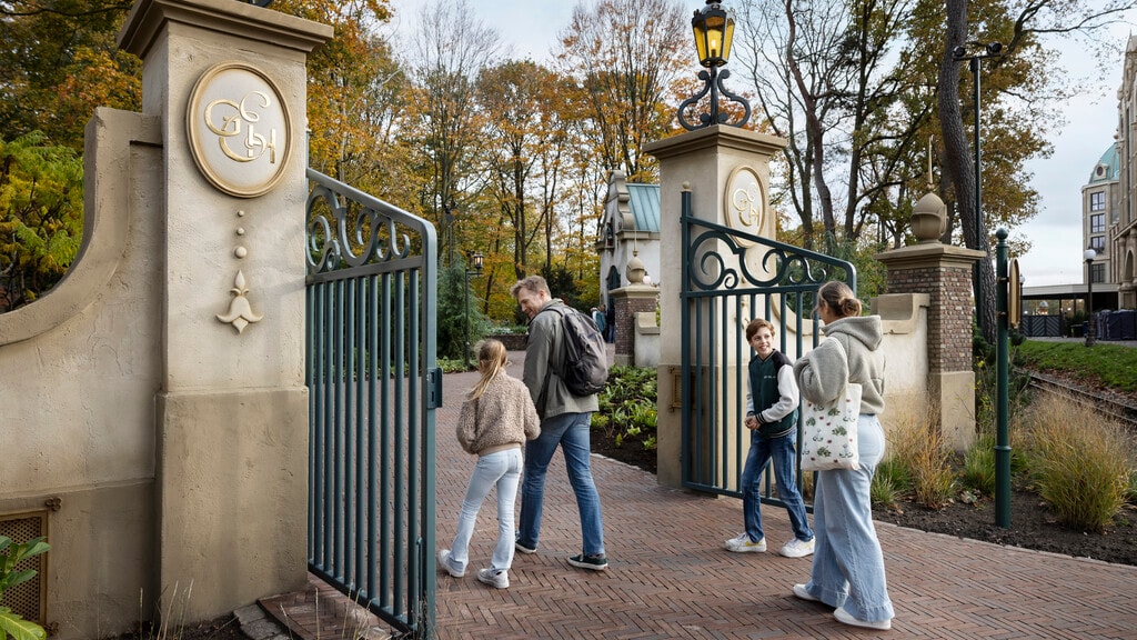 Een gezin dat verblijf in het Efteling Grand Hotel loopt het Sprookjesbos in