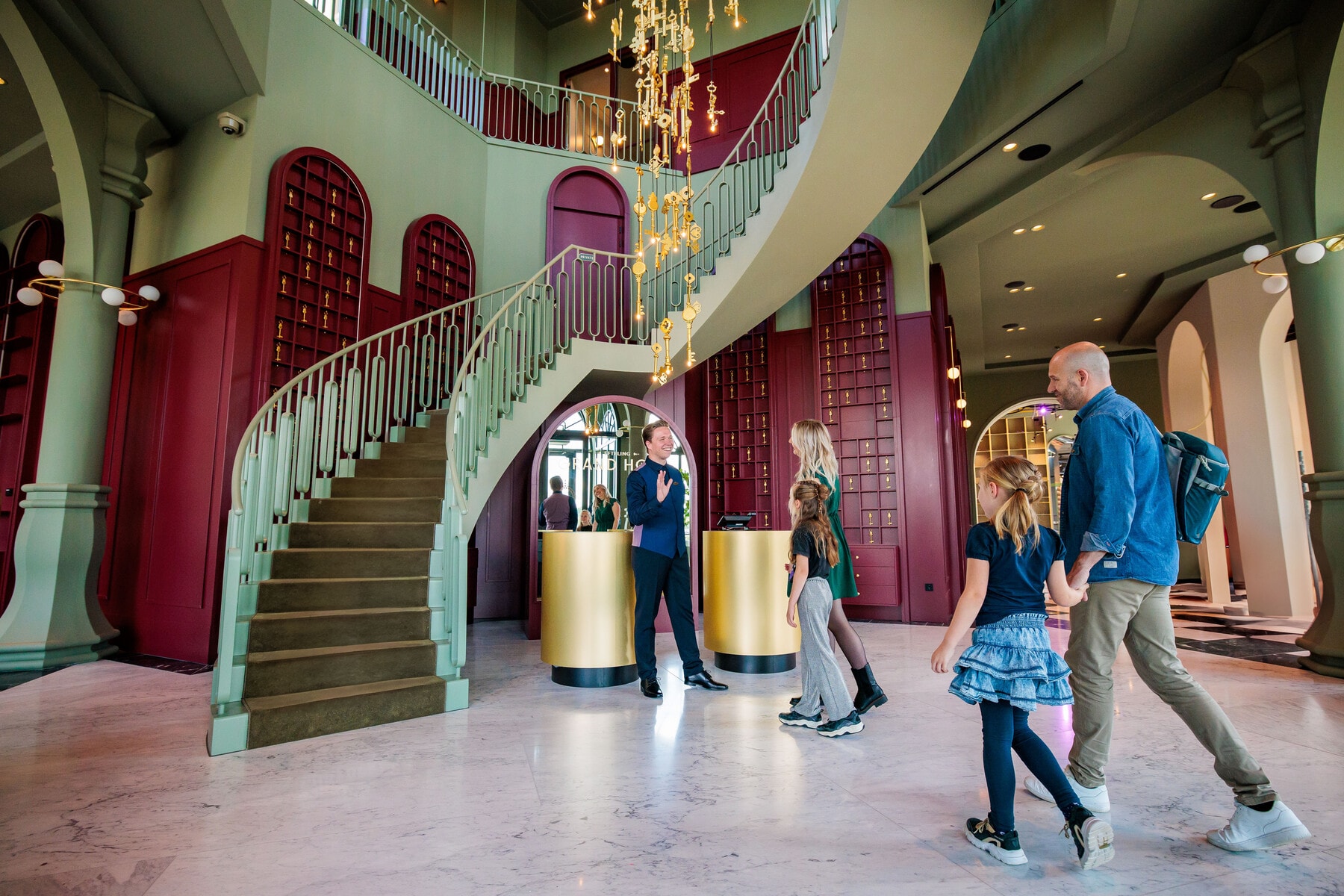 Gezin in de lobby van het Efteling Grand Hotel.