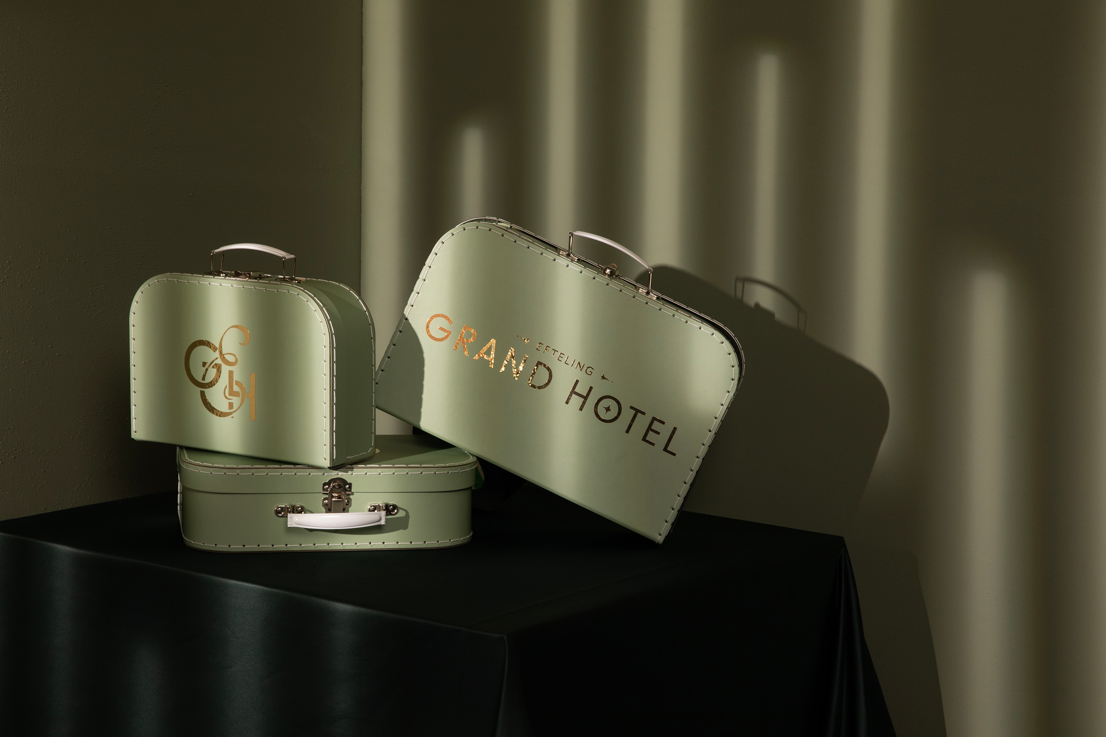 Groene koffers met initialen en titel Efteling Grand Hotel.