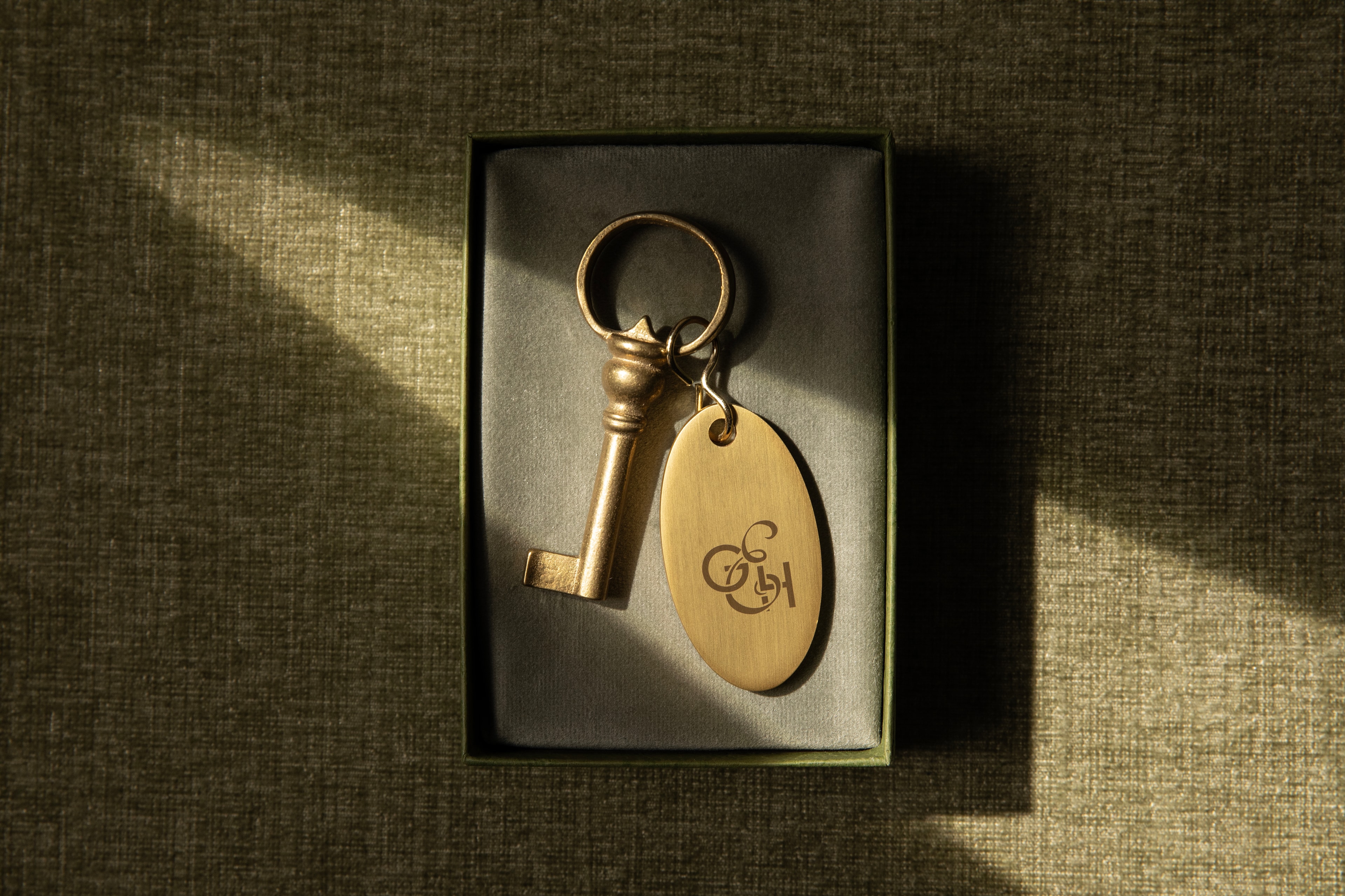 Sierlijke sleutel met sleutelhanger van Efteling Grand Hotel.