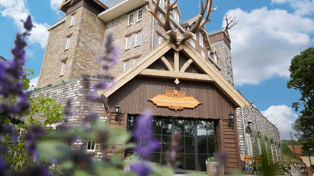 De ingang van het hotel in Loonsche Land