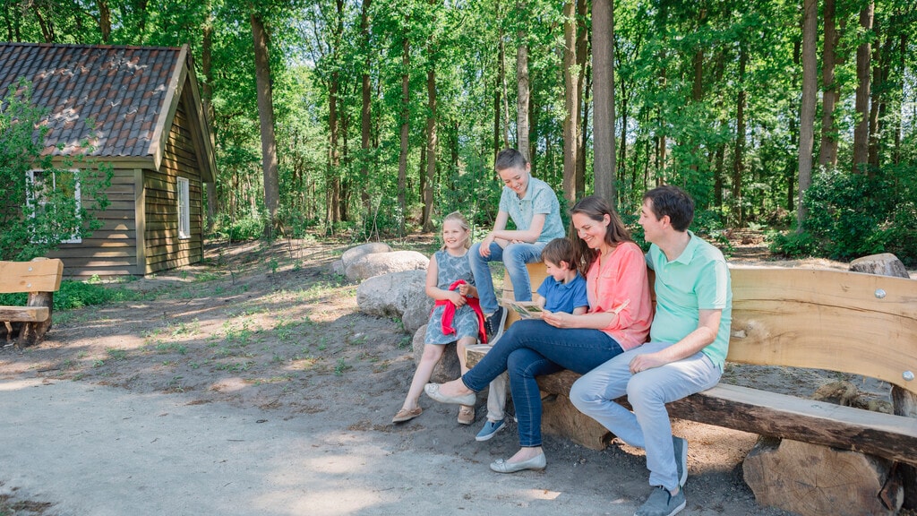 Een gezin op een bank in het natuurgebied van Efteling Loonsche Land