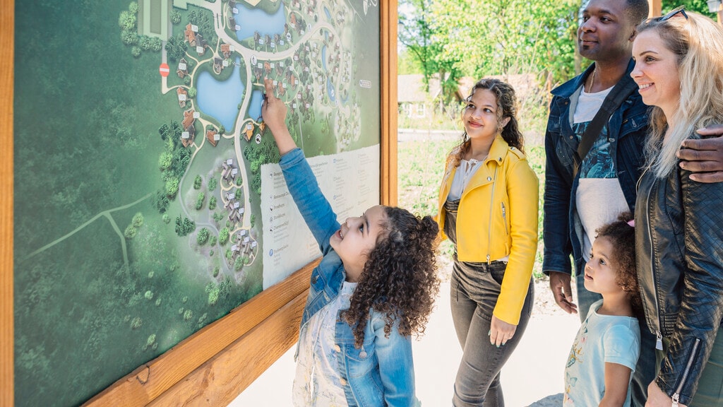 Gezin bij het plattegrondbord in Loonsche Land