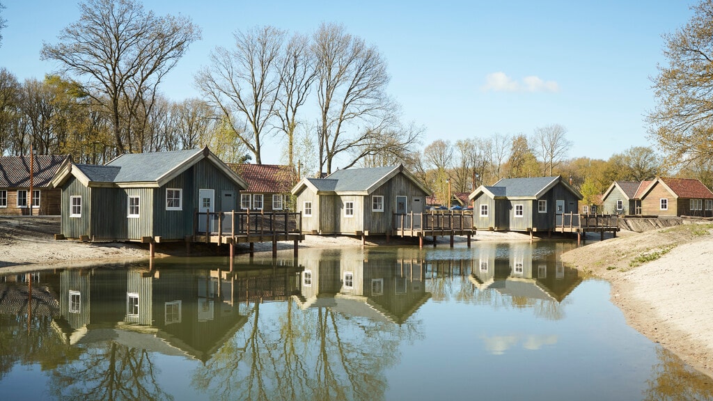 Meerdere 6 persoons comfortkamers aan het water in Efteling Loonsche Land