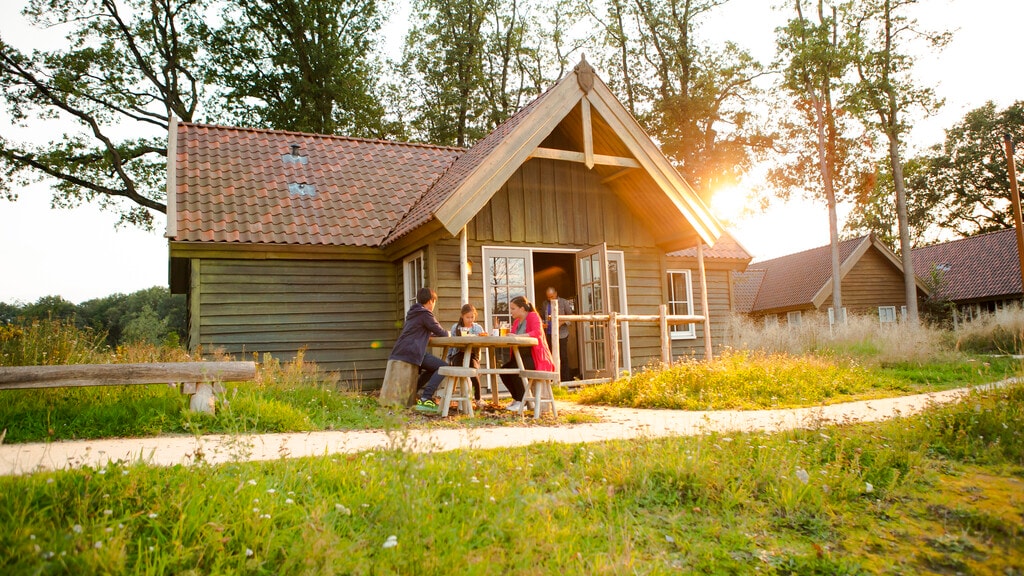 Een gezin ontbijt buiten een Boshut in Efteling Loonsche Land