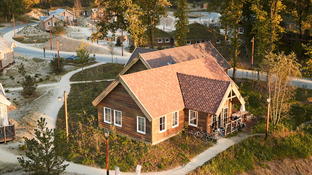 Een Boshut tussen de bomen van bovenaf in Efteling Loonsche Land