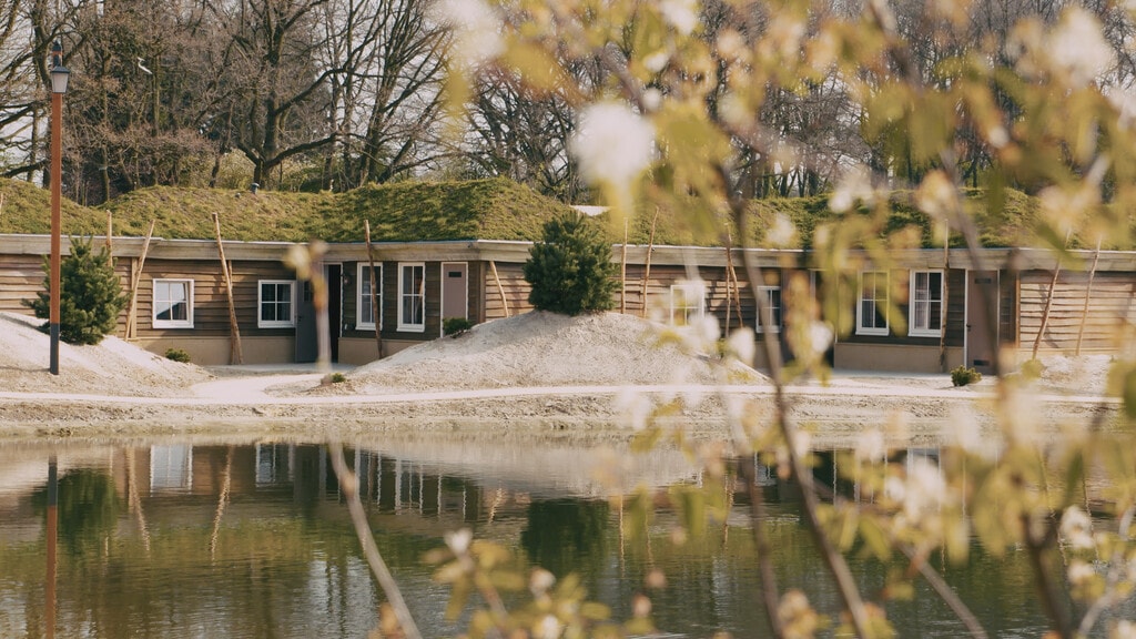 Meerdere Duinhutten bij elkaar aan het water in Efteling Loonsche Land