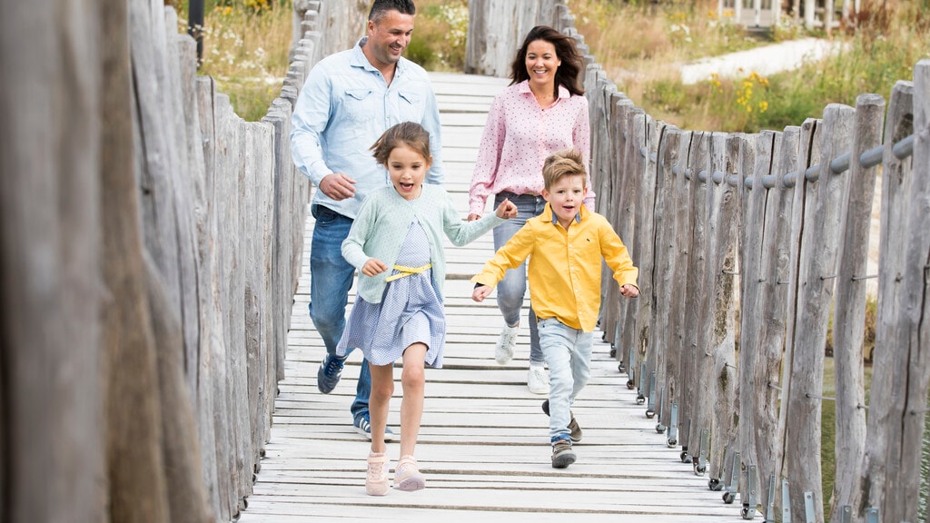 Een gezin rent over de hangbrug in Efteling Loonsche Land