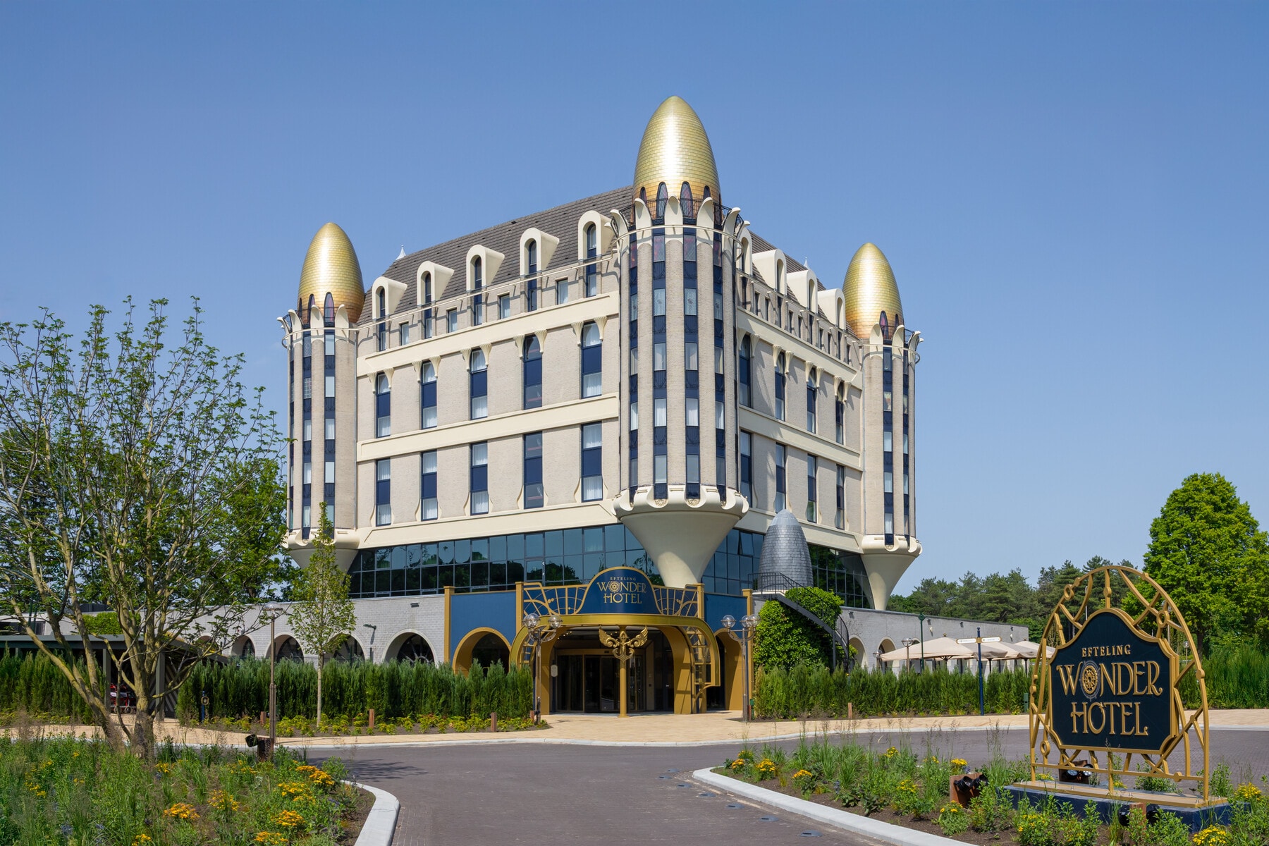 Exterieur van het Efteling Wonder Hotel met aan de rechterzijkant een bord met daarop de naam van het hotel.