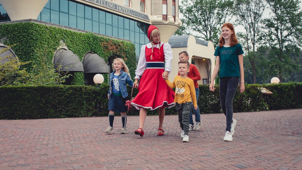 Kinderen voor het Efteling Hotel met Roodkapje