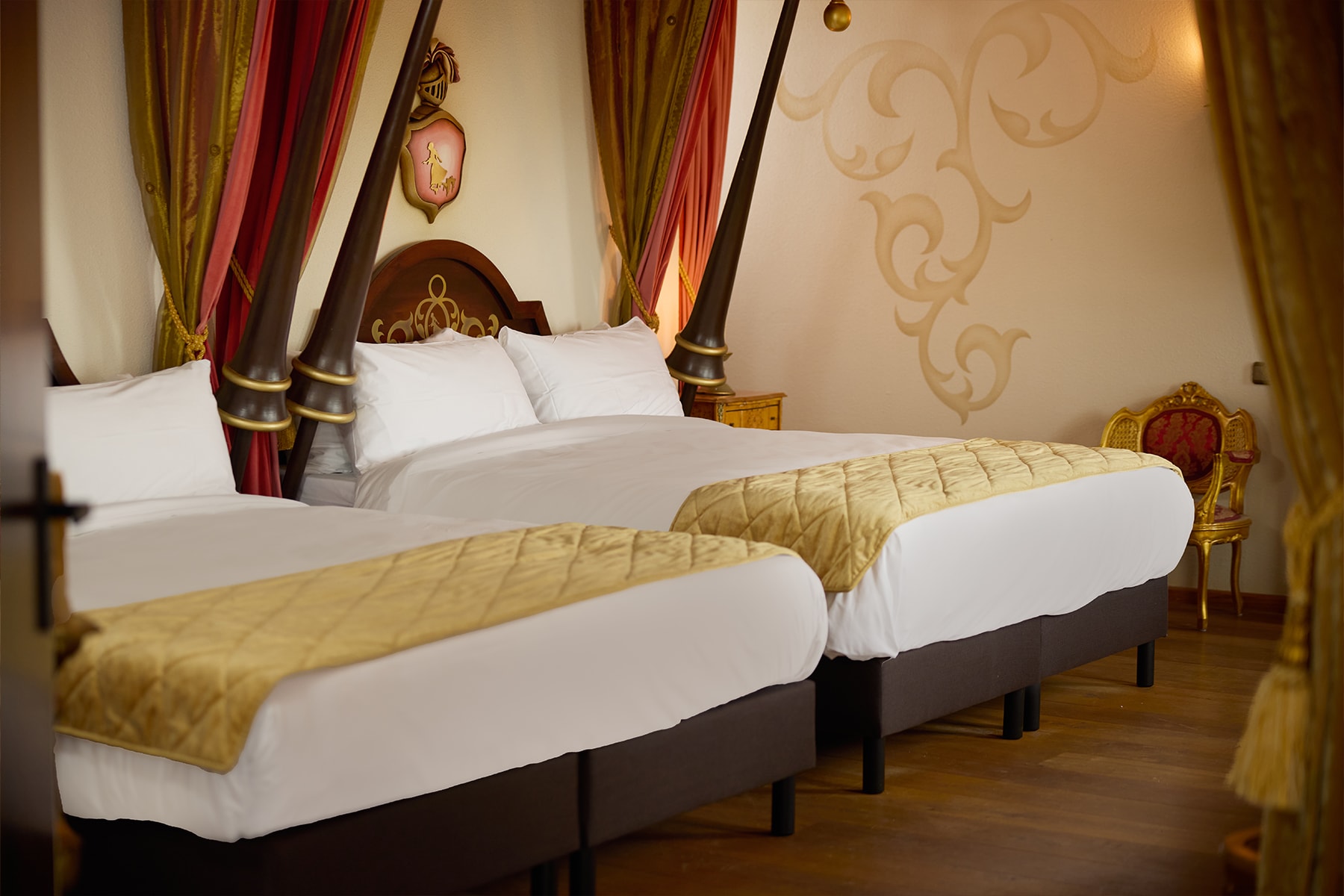 Bedden in de Assepoester Suite van het Efteling Wonder Hotel.