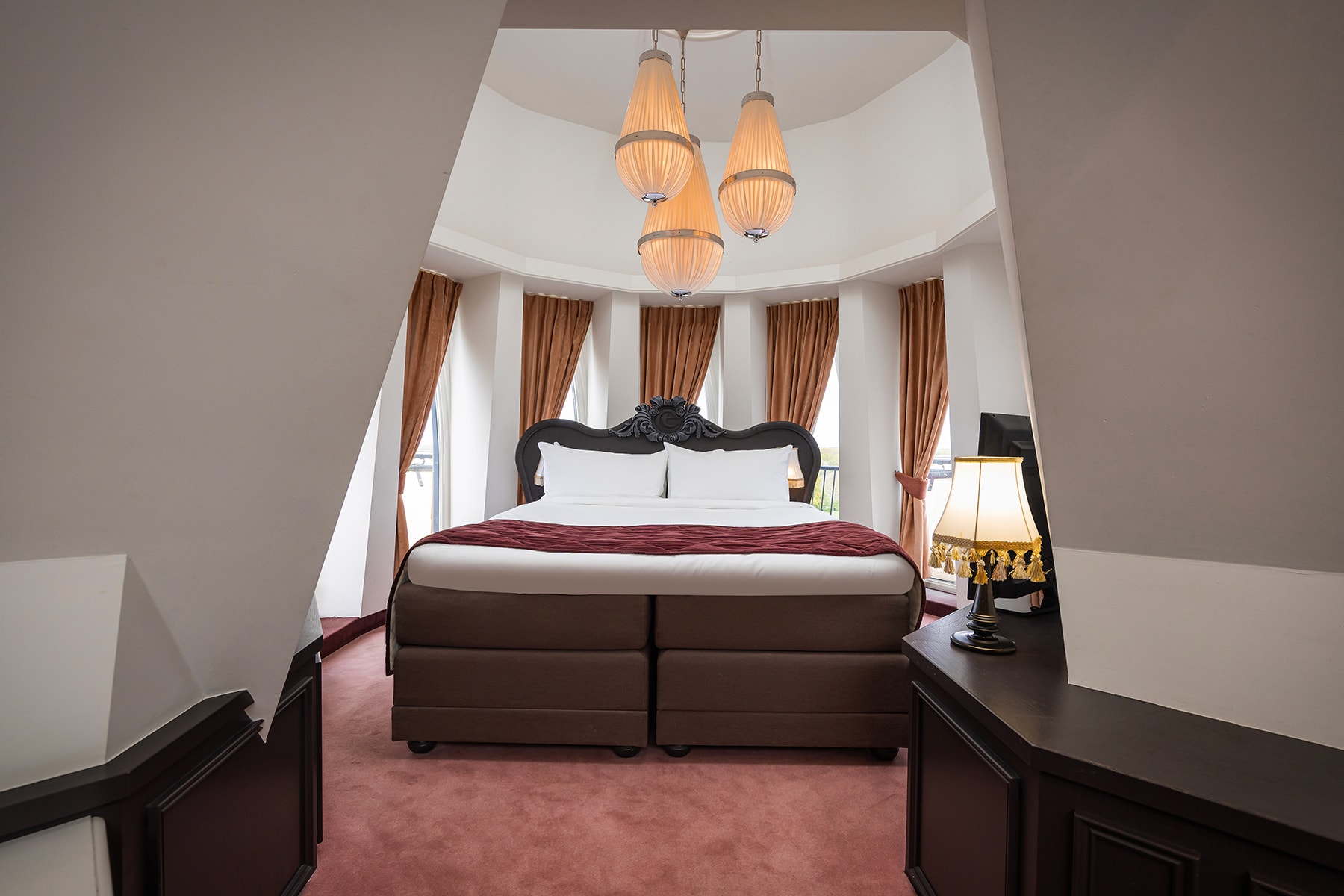 Bed in de Hemelse Suite in het Efteling Wonder Hotel.