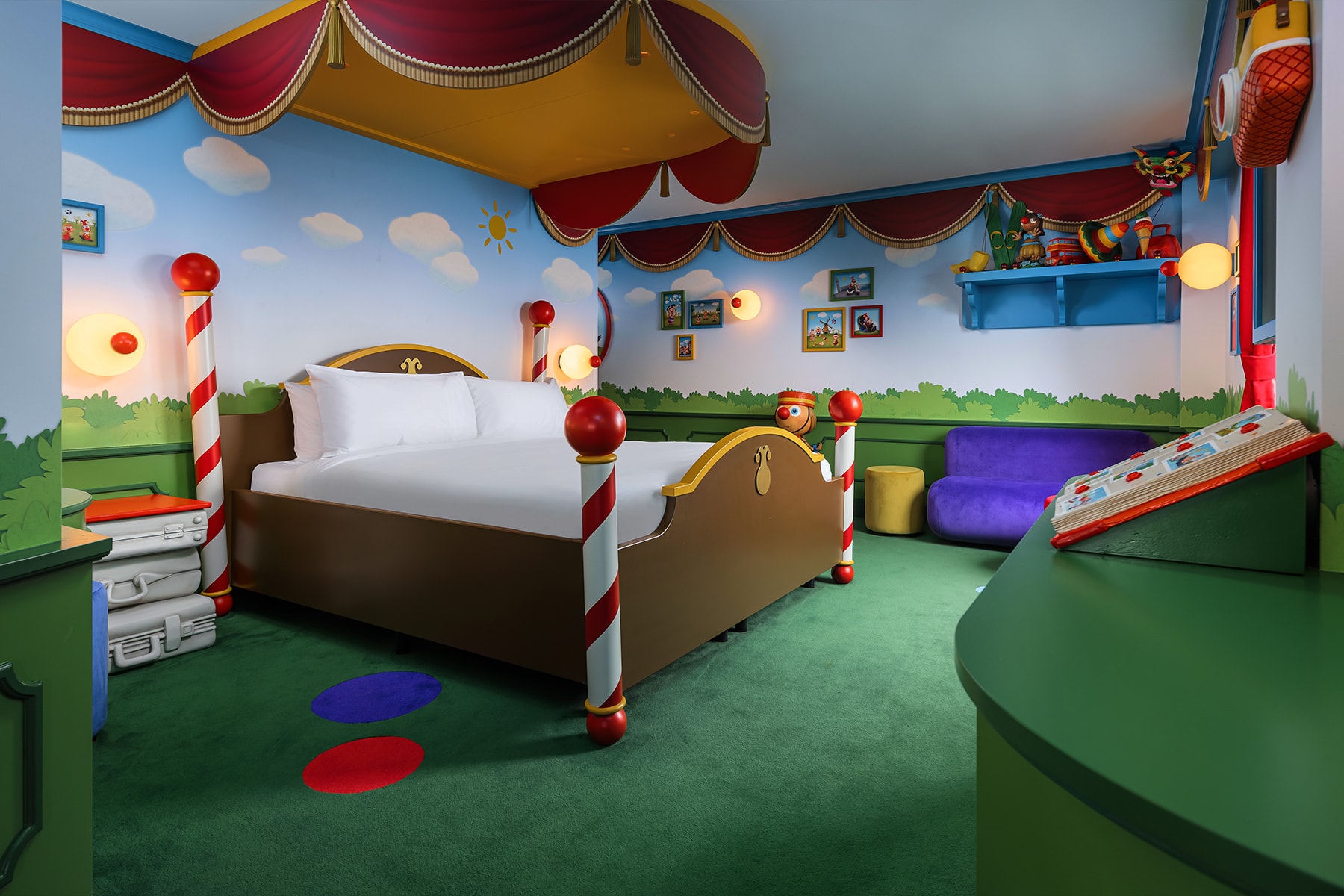 Tweepersoonsbed in de Jokie en Jet Suite in het Efteling Wonder Hotel.