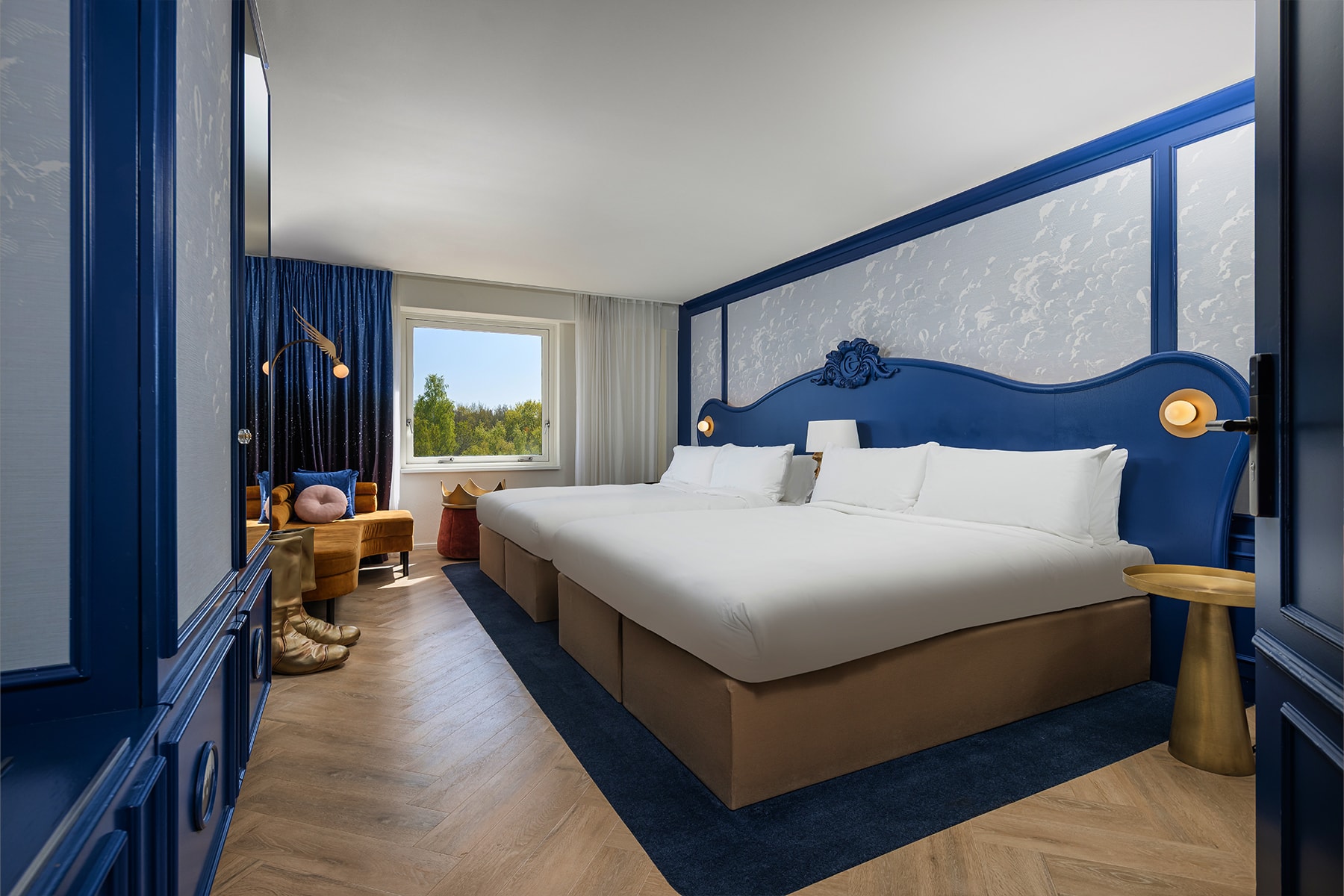 Twee tweepersoonsbedden in de Premium Kamer 4-persoons in het Efteling Wonder Hotel.