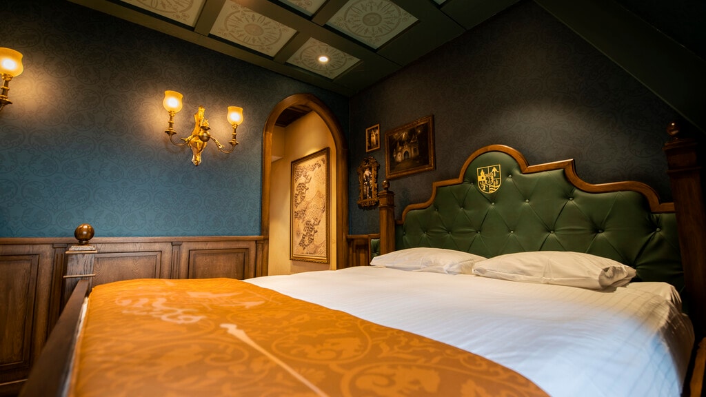 Slaapgedeelte van de Ravelijn Suite in het Efteling Hotel