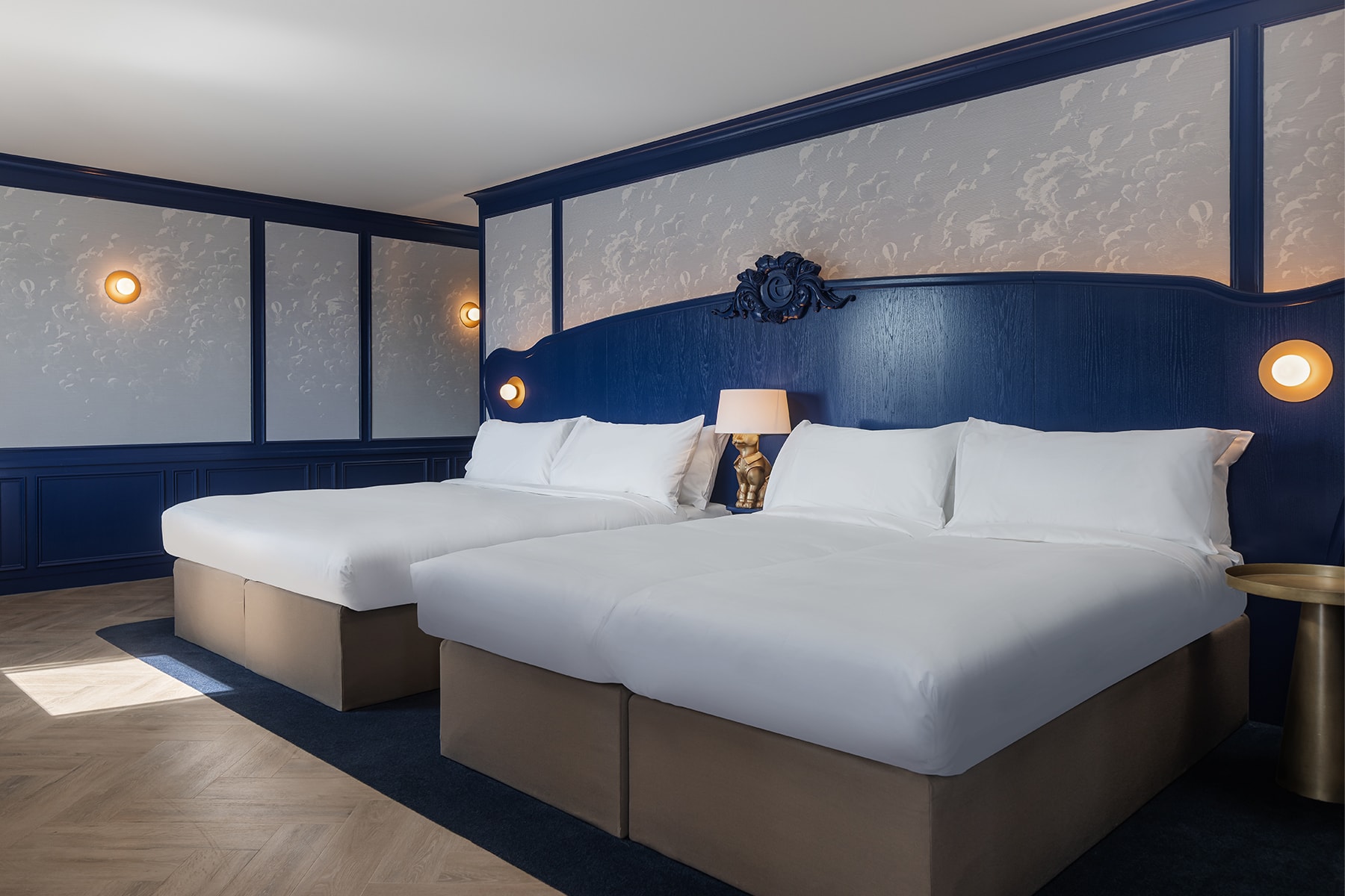 Twee tweepersoonsbedden in de Suite in het Efteling Wonder Hotel.