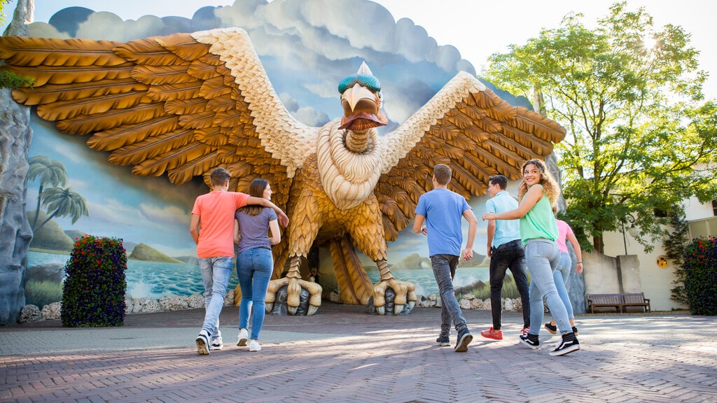 Tieners lopen samen naar de ingang van de Vogelrok
