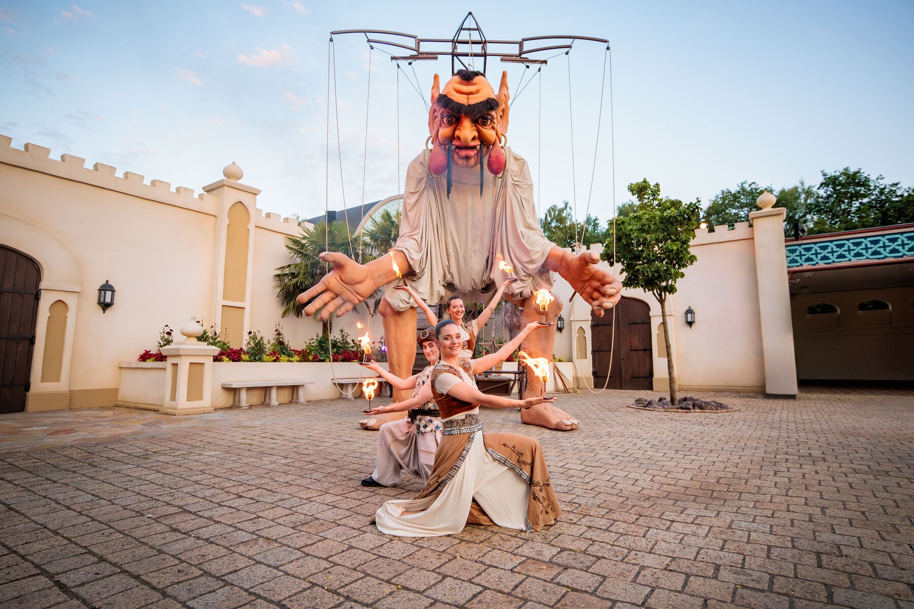 Een reusachtige djinn met wachters staat op het Fata Morganaplein in Efteling Park.