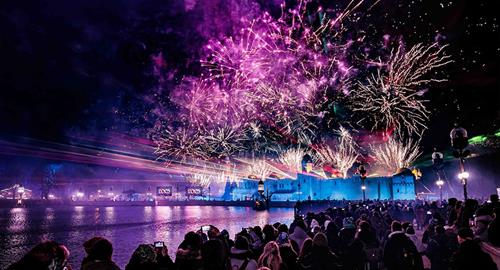 Feuerwerk über der Attraktion Fata Morgana im Efteling.