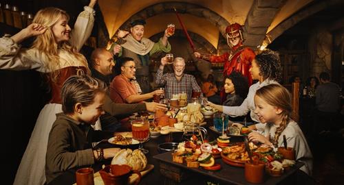 Het Wapen van Raveleijn - Bourgondische Heldendiner - Familie aan tafel met entertainment - liggend-Gallerij