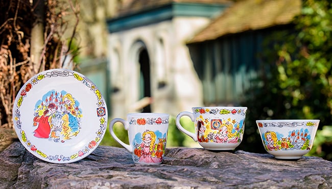 bord mok soepkom en kom met assepoester