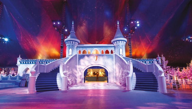 Het imposante IJspaleis staat tijdens de Winter Efteling op de Speelweide. IJspaleis in de Winter Efteling