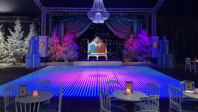 Jelka en Kendrik hebben een nieuwe troon! De nieuwe troon van Jelka en Kendrik in het IJspaleis.