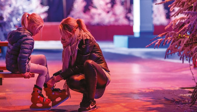 Schaatsen huur je voor € 2,- per paar bij het nieuwe Koetshuys. Schaatsen aandoen in het IJspaleis tijdens de Winter Efteling.