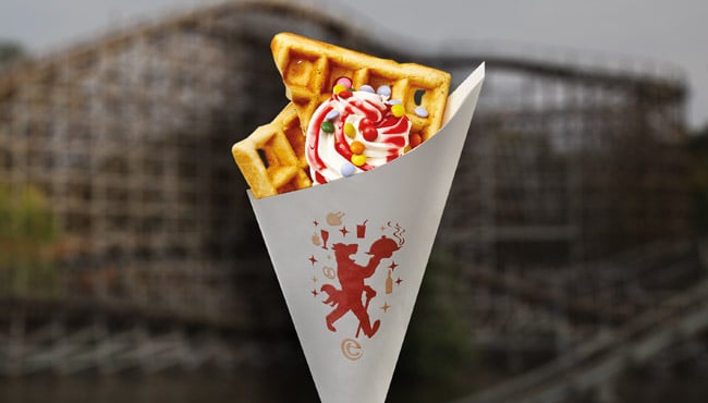 Wafel met softijs, saus en topping naar keuze