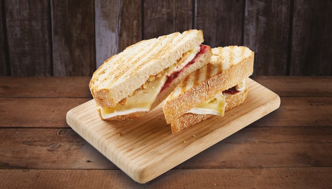 Tosti met Brie, walnoten en cranberry-compôte.