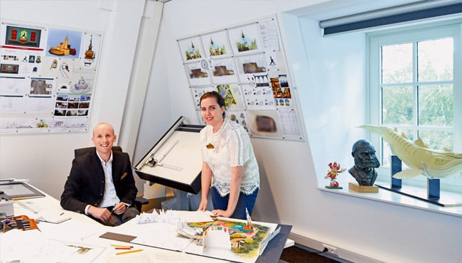 Medewerkers laten de schets van zes Zwanen zien