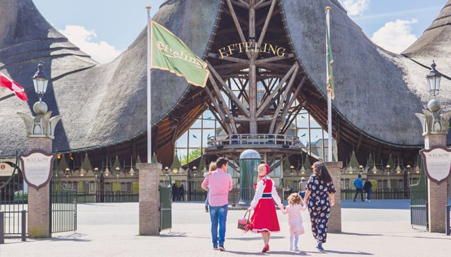 Roodkapje bij entree Efteling