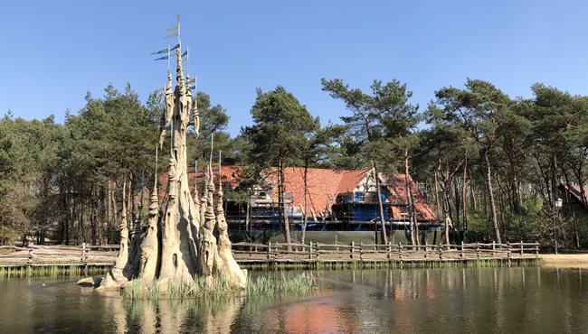 Het kasteel van Klaas Vaak met op de achtergrond één van de nieuwe twaalf Boshoeves in Vakantiepark Efteling Bosrijk.