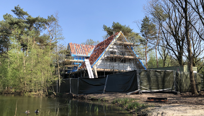 Zijaanzicht van één van de nieuwe twaalf Boshoeves in Vakantiepark Efteling Bosrijk.