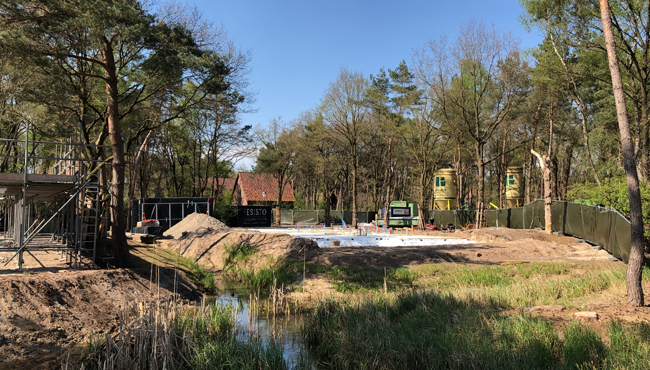 De fundering voor één van de nieuwe twaalf Boshoeves in Efteling Bosrijk is gelegd.