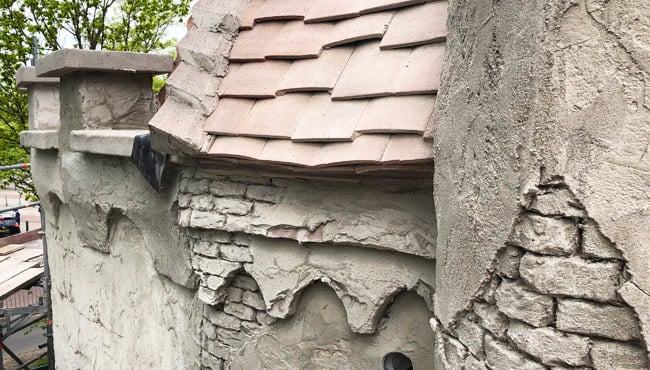 De zichtbare baksteentjes in metselwerk kom je vaker tegen in het Sprookjesbos. Kijk maar eens goed rond!