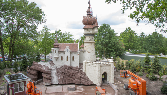 Overzichtsfoto van de bouw van het Efteling-sprookje De zes Zwanen