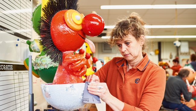 Werken in het Gildenhuys aan een pop van Carnaval Festival