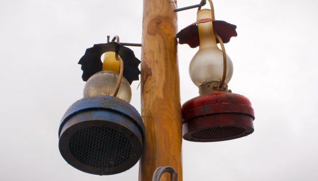 In de wachtrij hangen bijzondere lampen met verstopte speakers.